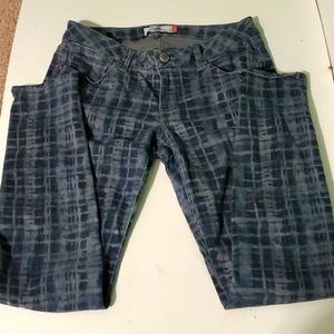 Cabi women's 6 skinny jean, blue plaid type design.